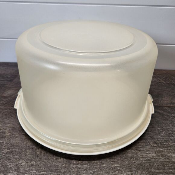Rubbermaid Other - Vintage Rubbermaid Servin' Saver Large Cake Carrier Almond Base 13" X 7"